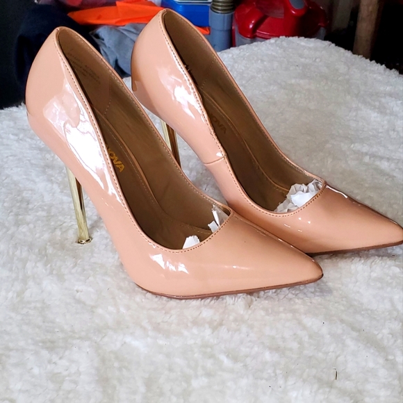 NUDE w/Gold Heel Fasion Nova Pumps sz 7 - Picture 1 of 4